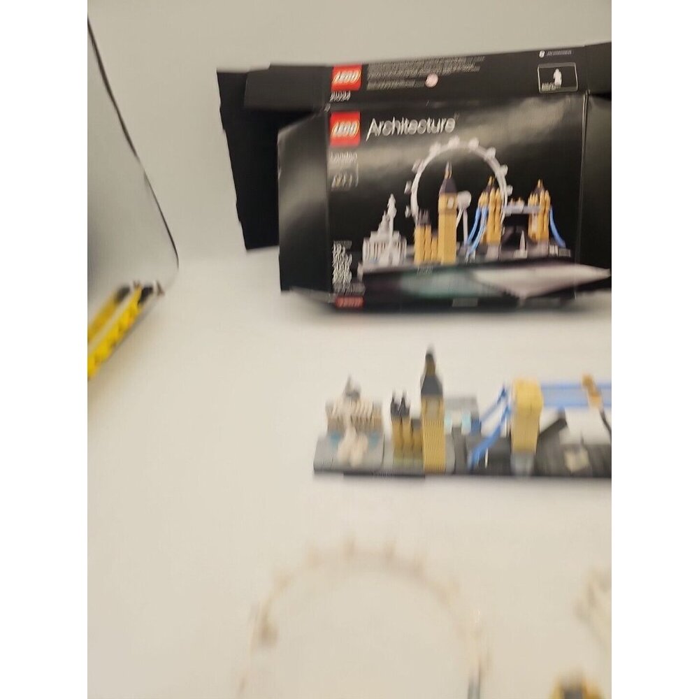 LEGO ARCHITECTURE: London (21034) 99% Complete With Box - Picture 9 of 9